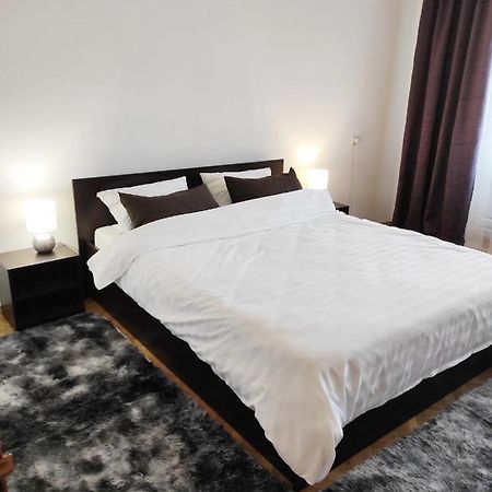 Comfortable Apartments In Centre With 3 Bedrooms Rivne Dış mekan fotoğraf