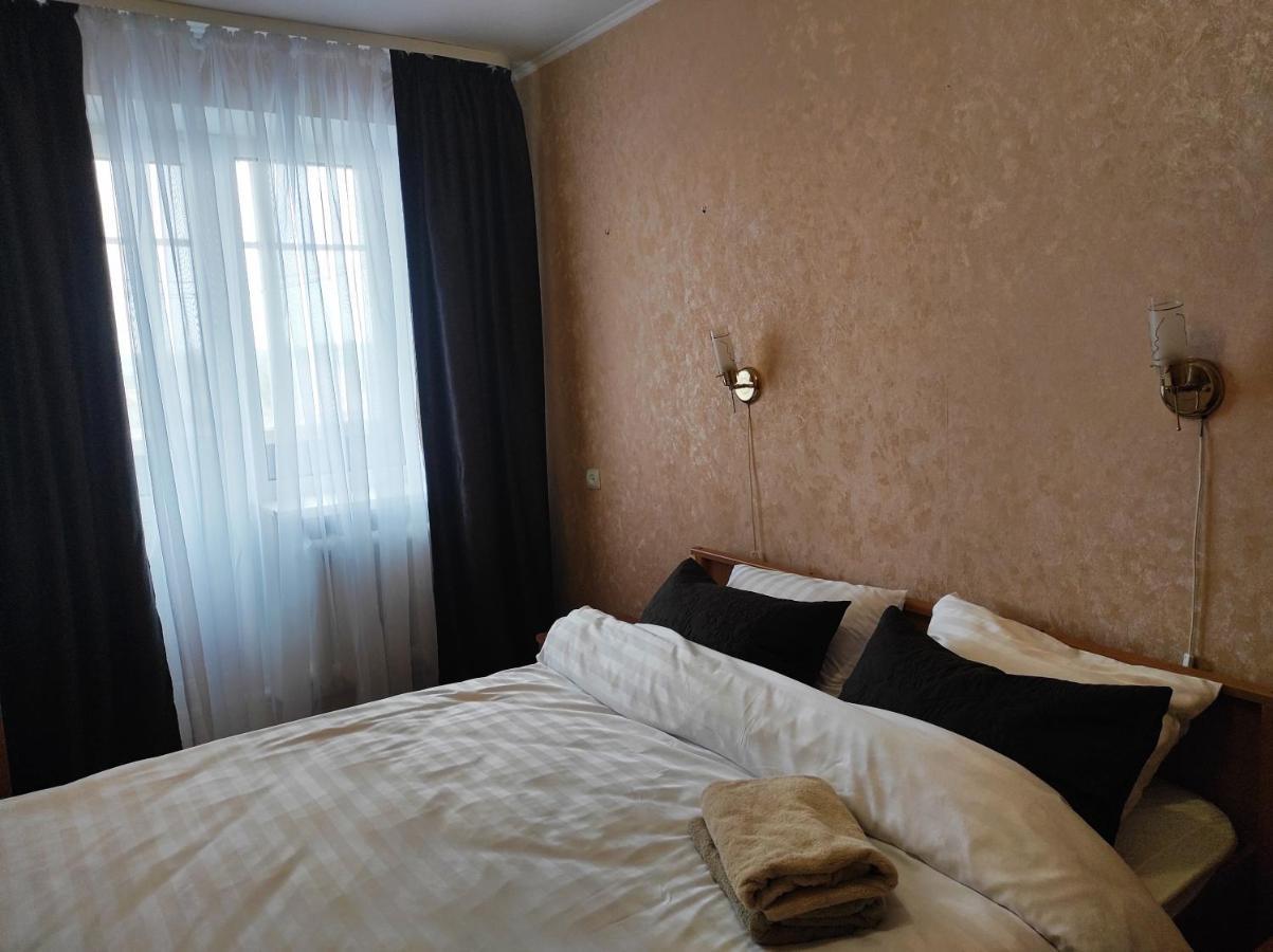 Comfortable Apartments In Centre With 3 Bedrooms Rivne Dış mekan fotoğraf