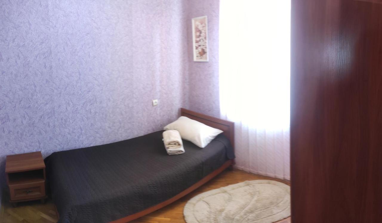 Comfortable Apartments In Centre With 3 Bedrooms Rivne Dış mekan fotoğraf